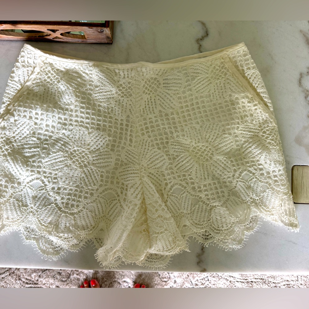 Trina Turk sz 4 crochet short